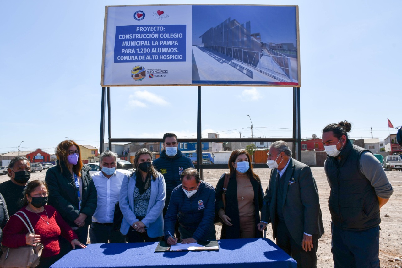 Firman Convenio de colaboración para construcción de Colegio Municipal en el sector de La Pampa