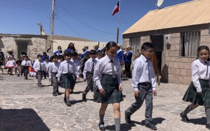 Desfile comunitario de Fiestas Patrias en Mamiña