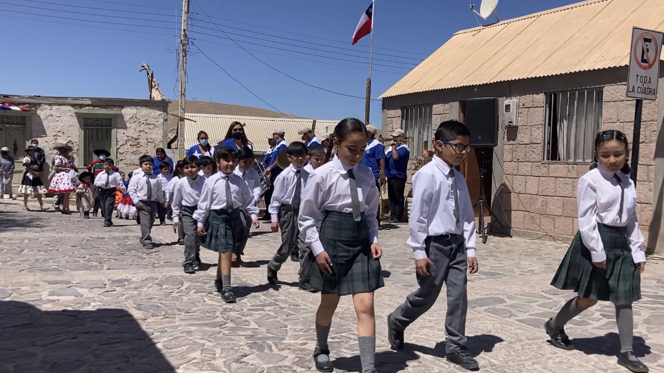 Desfile comunitario de Fiestas Patrias en Mamiña