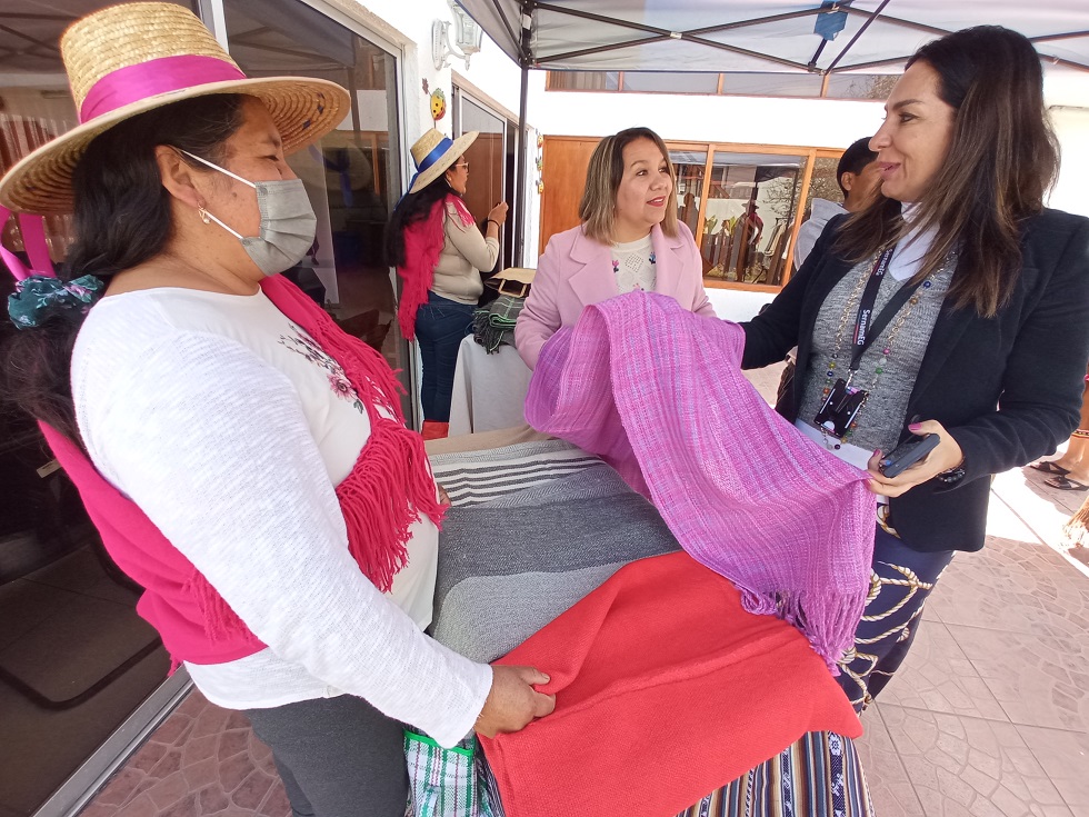 Cuatro talentosas mujeres indígenas expondrán en feria de emprendedoras en la ciudad de Santiago