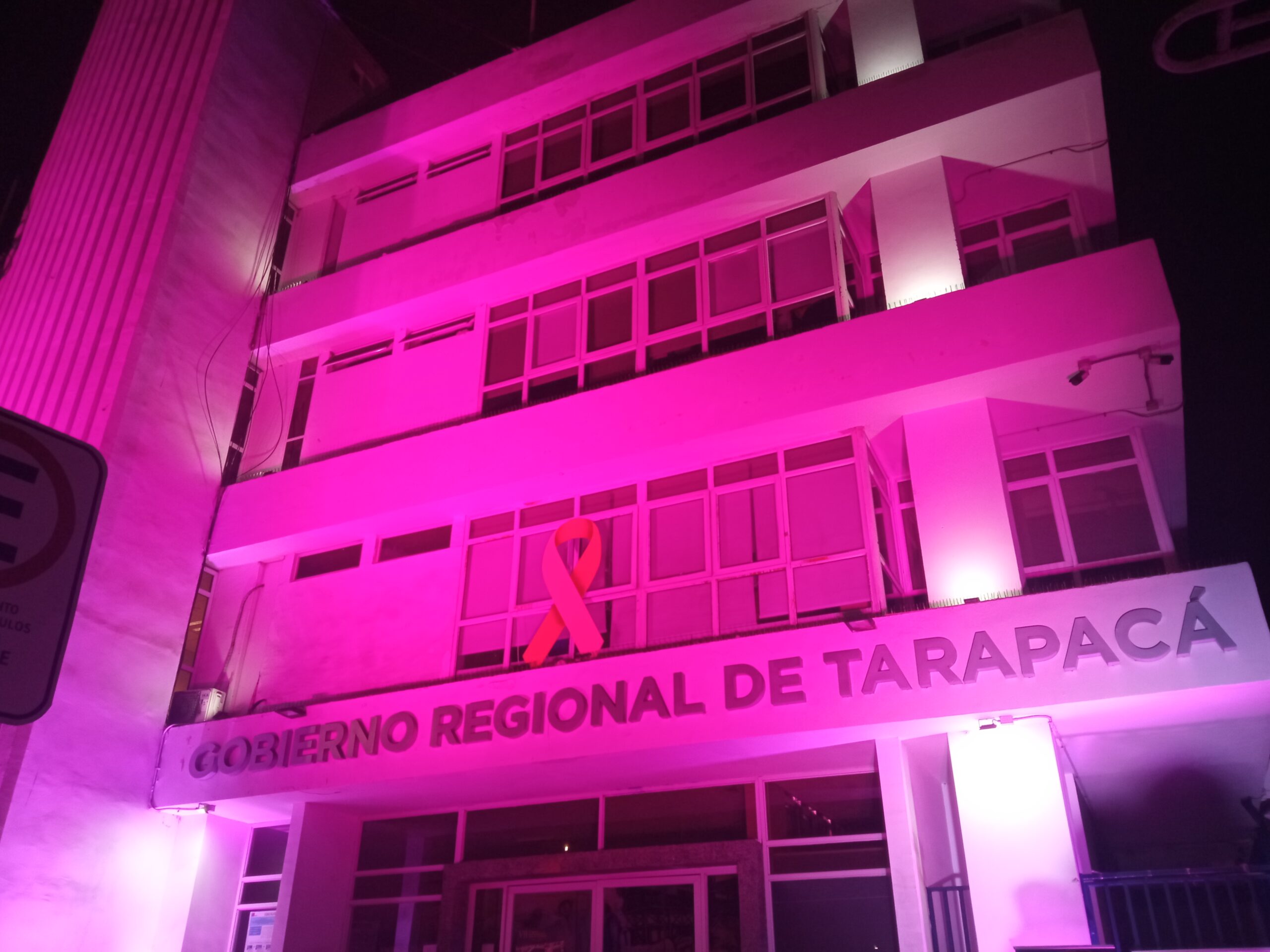 Iluminaron de color rosado el Gobierno Regional   y la Delegación Presidencial en la ciudad de Iquique