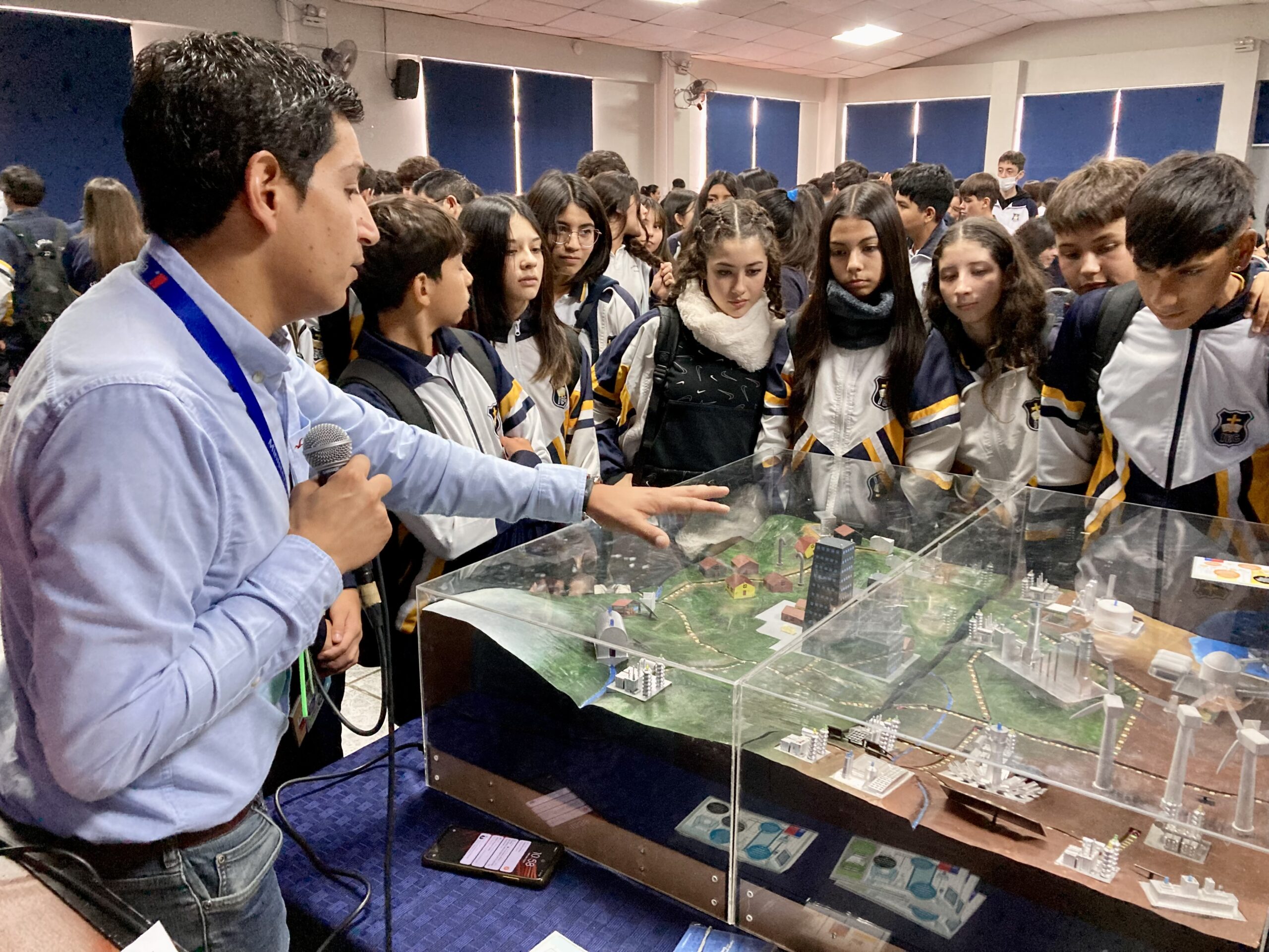 Estudiantes se capacitan en energía