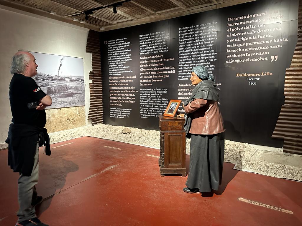 TRES INTEGRANTES DEL GRUPO “LOS JAIVAS”, RECORRIERON INSTALACIONES DE HUMBERSTONE E IMPROVISARON CON UN TEMA EN EL TEATRO DE LA SALITRERA