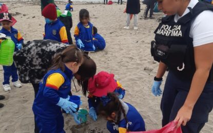 Realizan operativo de limpieza en playa Bellavista