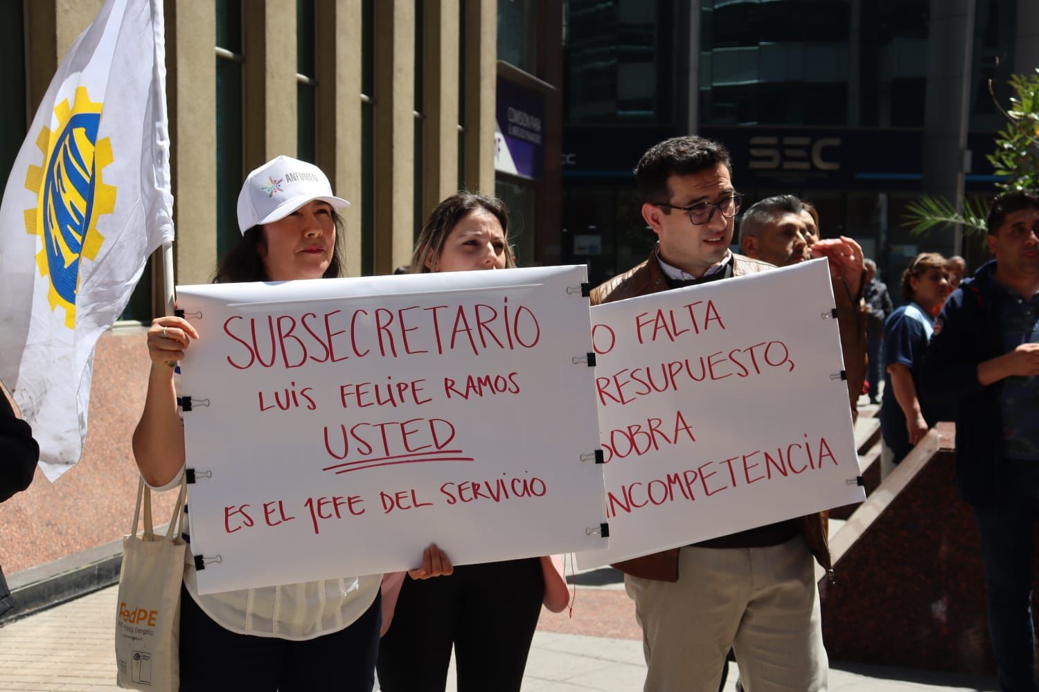 Manifestación Pacífica en el Ministerio de Energía: Funcionarios/as anuncian “estado de alerta y movilización ascendente” por incumplimientos en acuerdos