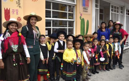 Con visita de párvulos Aymaras inauguran Mural en Iquique