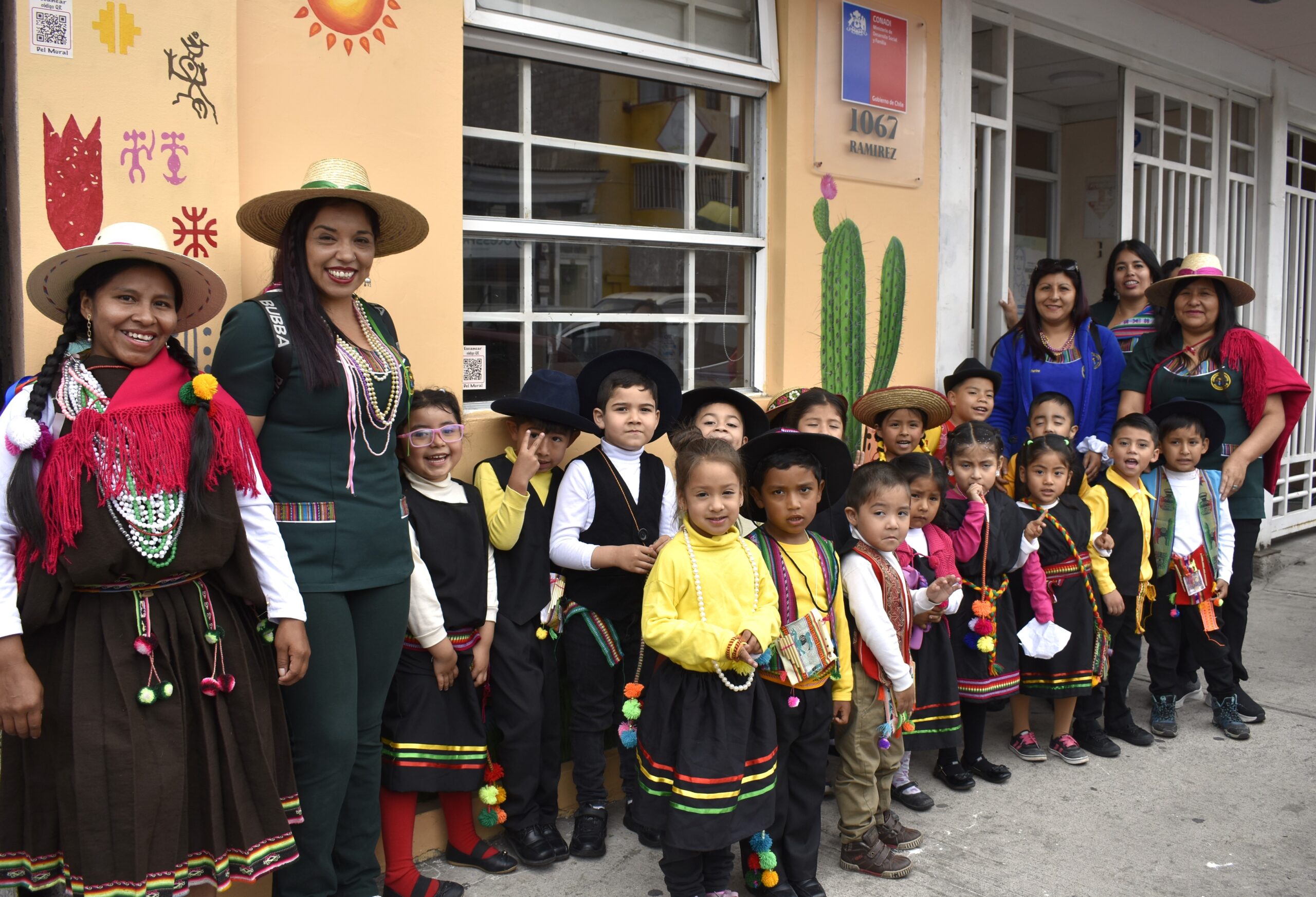 Con visita de párvulos Aymaras inauguran Mural en Iquique