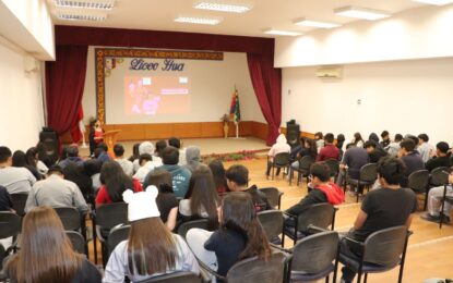 Estudiantes del Liceo de Huara participan en taller de prevención contra el ciberacoso