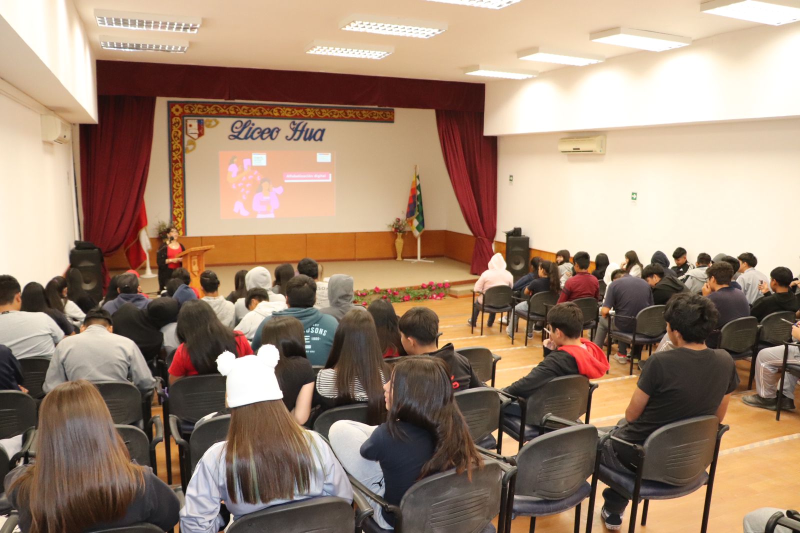 Estudiantes del Liceo de Huara participan en taller de prevención contra el ciberacoso