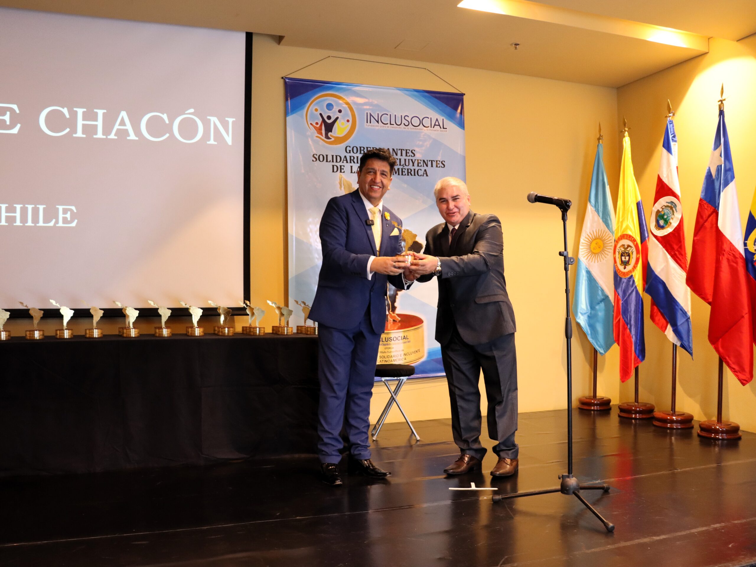 Alcalde de Pica recibe galardón Internacional como alcalde solidario e incluyente