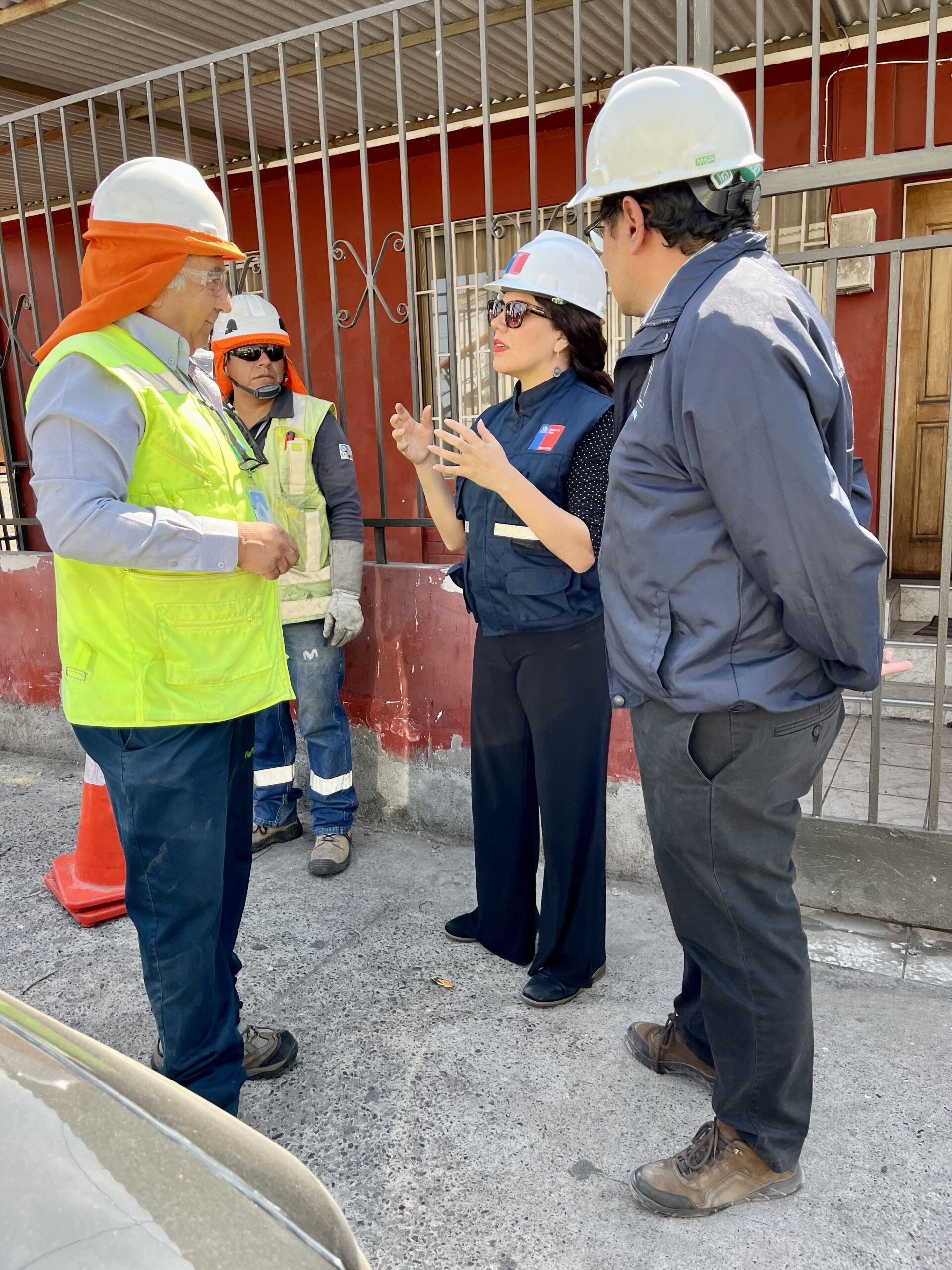 Tras la coordinación intersectorial, se efectuó el primer retiro de cables en desuso, hito que marca el inicio a este trabajo en sectores de Iquique.