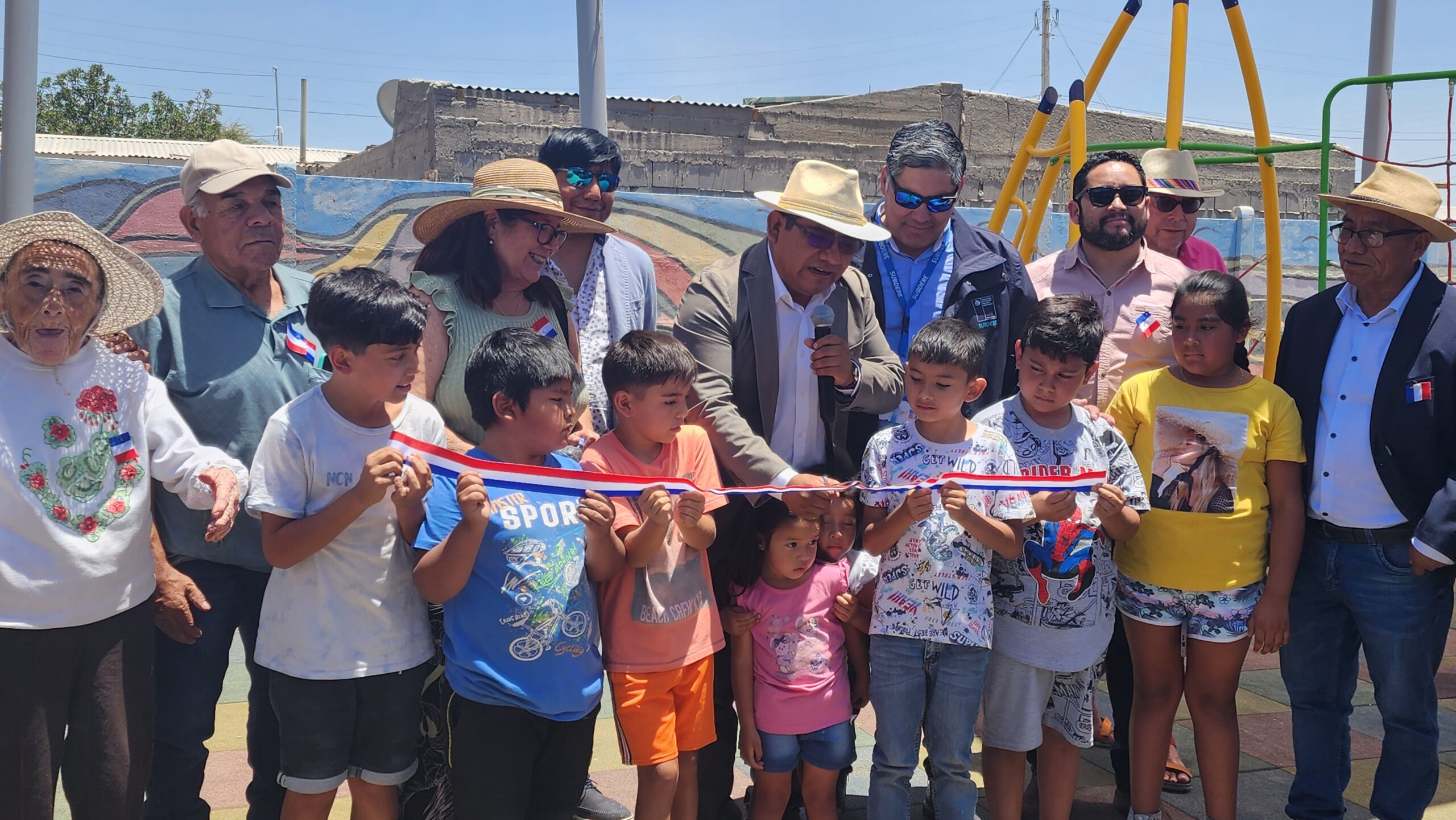 Inauguran nuevos juegos infantiles en plazas de Huara