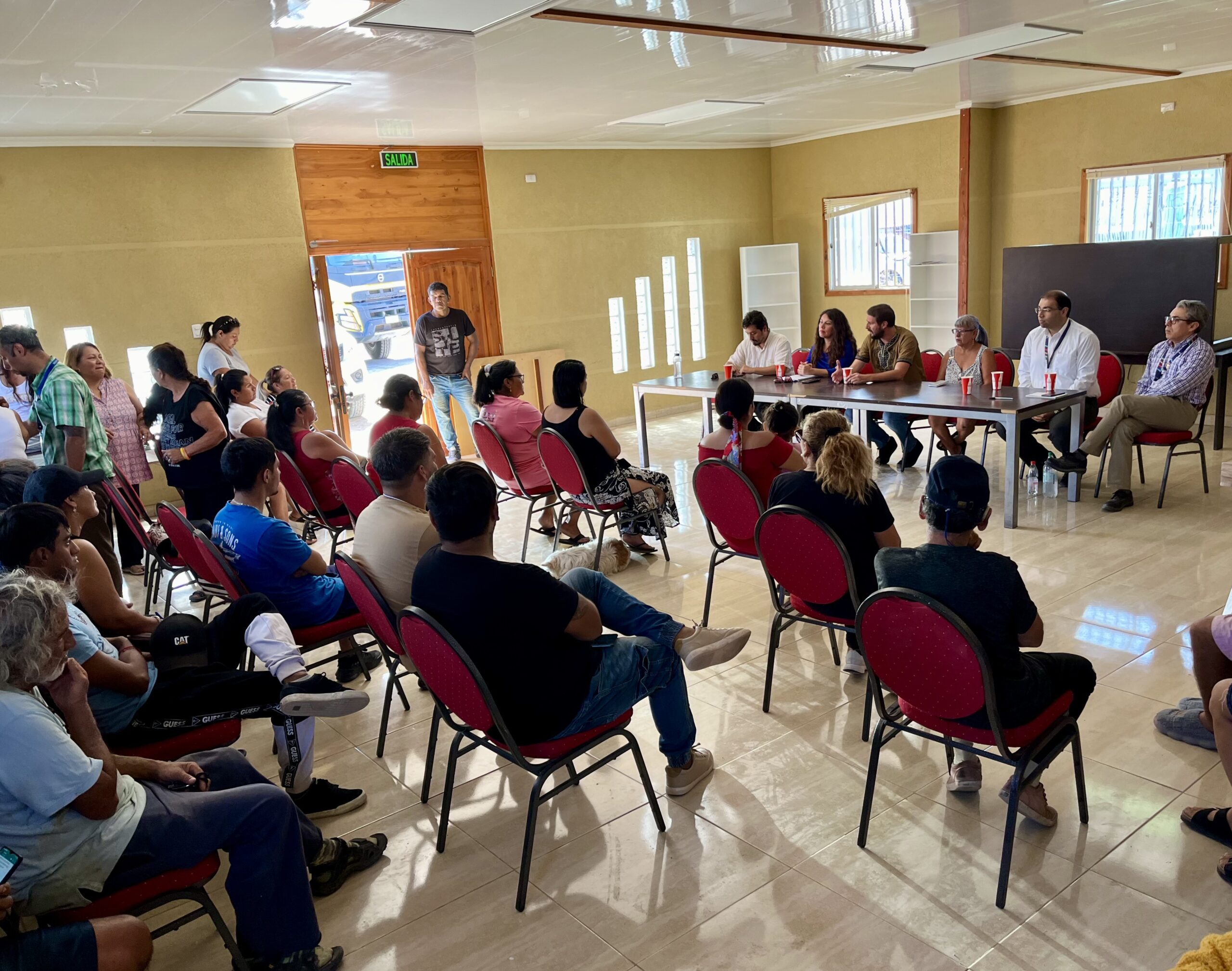 Visitan Caleta Caramucho por tema de electrificación