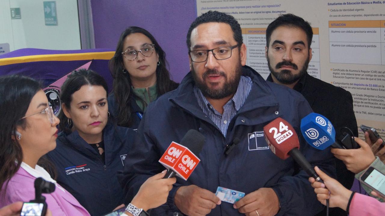 Mineduc y Junaeb anuncian Beca Especial de Educación Superior de más de un millón de pesos para estudiantes afectados por incendios en Valparaíso