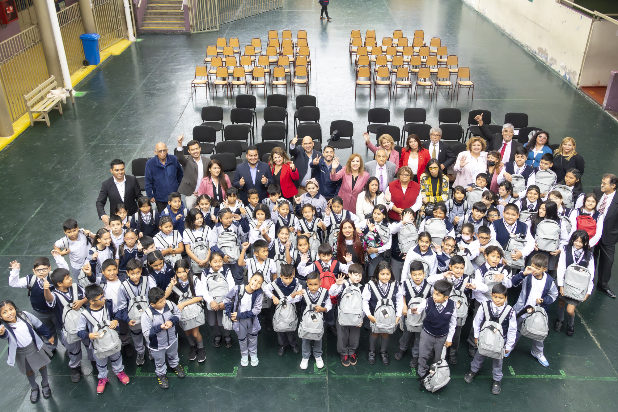 SLEP Iquique entrega kits de mochilas y útiles escolares