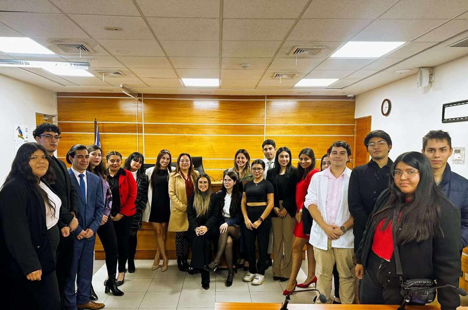 Defensoría Regional de Tarapacá co – patrocinó simulación de juicio oral con futuros abogados.