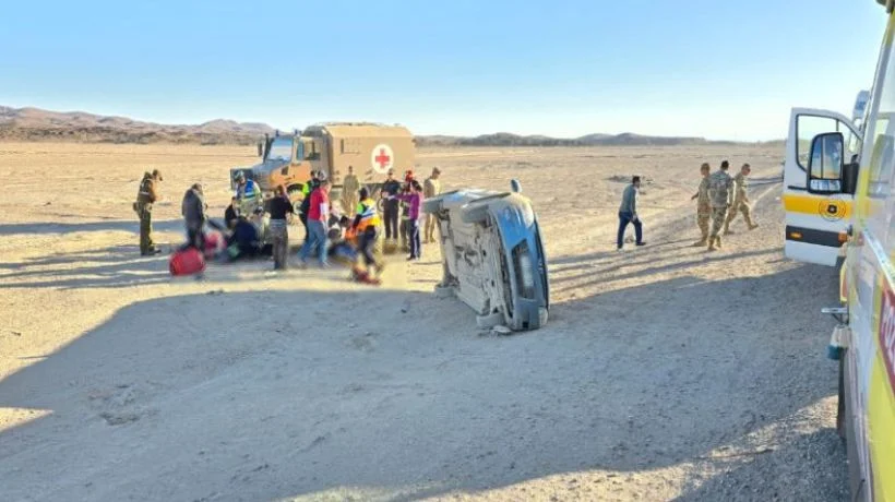 Cinco lesionados dejó volcamiento de vehículo en sector Fuerte Militar Baquedano en Pozo Almonte