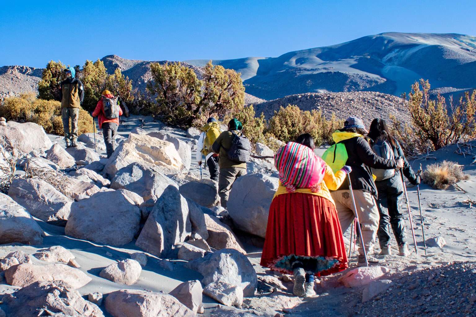 Mes de la Montaña concluyó con ascensión al Volcán Isluga