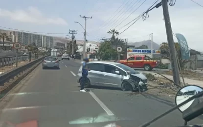 Conductor chocó vehículo contra poste y dejó a más de 200 personas sin energía eléctrica en Iquique