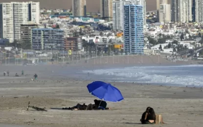 LATAM esconderá tesoro en Playa Brava en Iquique: ganadores irán al concierto de Los Bunkers en Rapa Nui