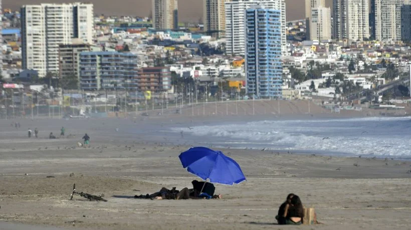 LATAM esconderá tesoro en Playa Brava en Iquique: ganadores irán al concierto de Los Bunkers en Rapa Nui