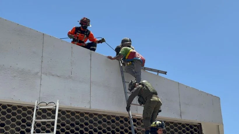 Detienen a hombre que se subió sin autorización al techo de una iglesia en Iquique