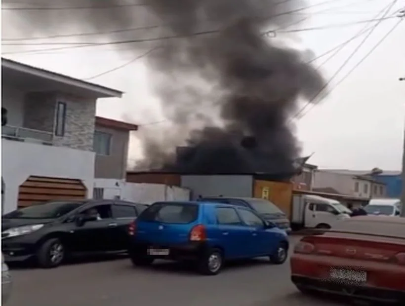 Camioneta se incendió en estacionamiento de casa en Alto Hospicio