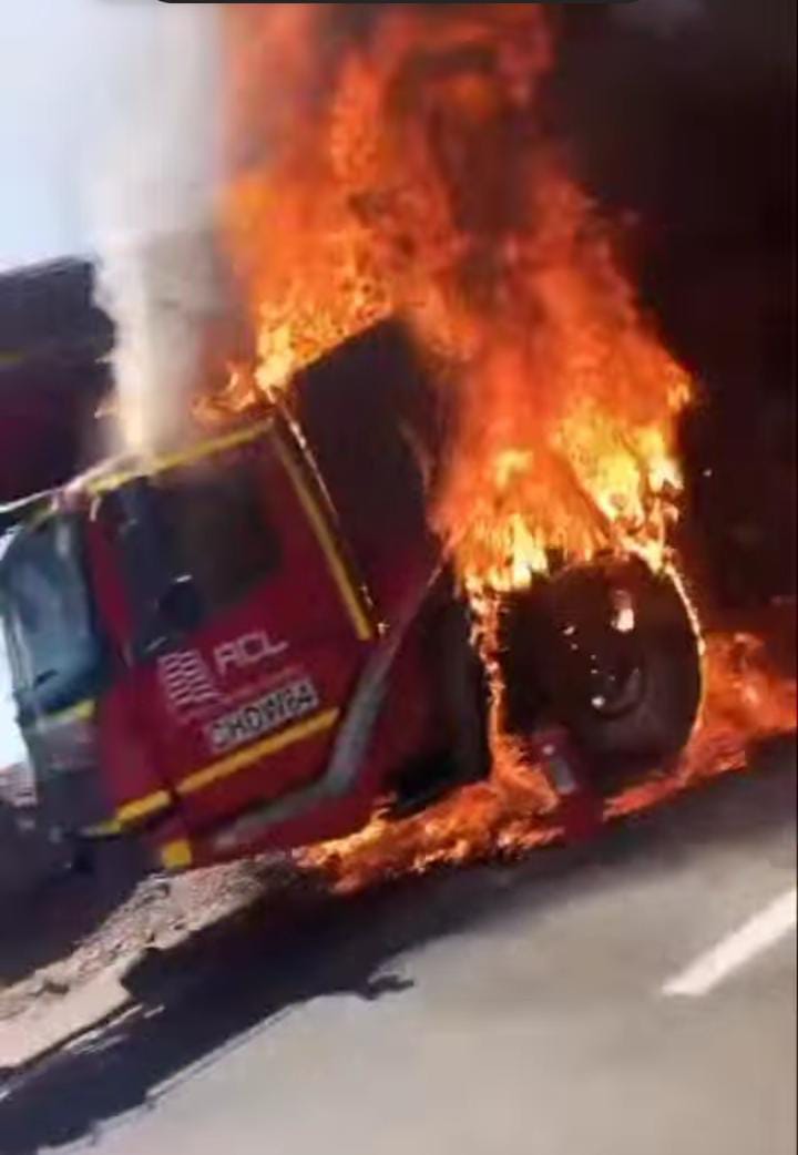 Camión se incendia en plena ruta que comunica Iquique con Alto Hospicio