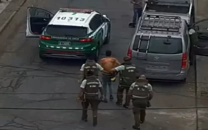 Sorprenden a hombre durmiendo en vehículo que fue robado en Alto Hospicio: mordió a un carabinero