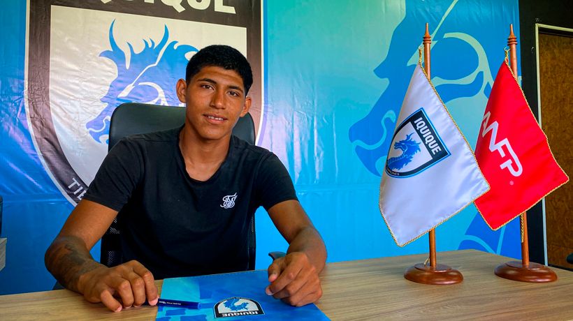 Con 16 años: Bayron Barrera firmó su primer contrato profesional con Deportes Iquique