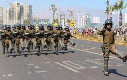 Carabineros celebró un nuevo aniversario con desfile en la avenida Arturo Prat de Iquique