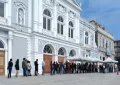 Iquiqueños realizan largas filas para retirar entradas gratuitas para primera ópera de Tarapacá