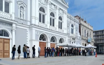 Iquiqueños realizan largas filas para retirar entradas gratuitas para primera ópera de Tarapacá