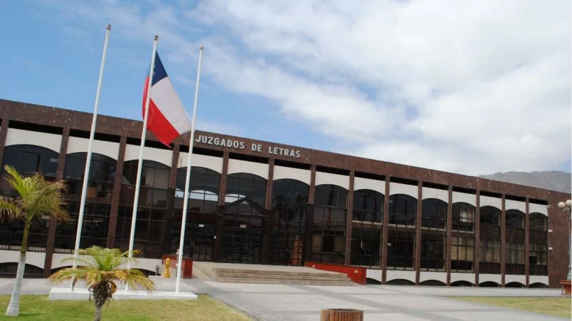 Juzgado de Iquique condena a empresa sanitaria y ordena pagar indemnización por rotura de cañería que anegó domicilio