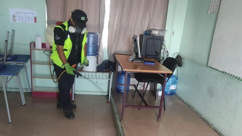 Con operativos de sanitización refuerzan control sanitario en establecimientos educacionales en Iquique