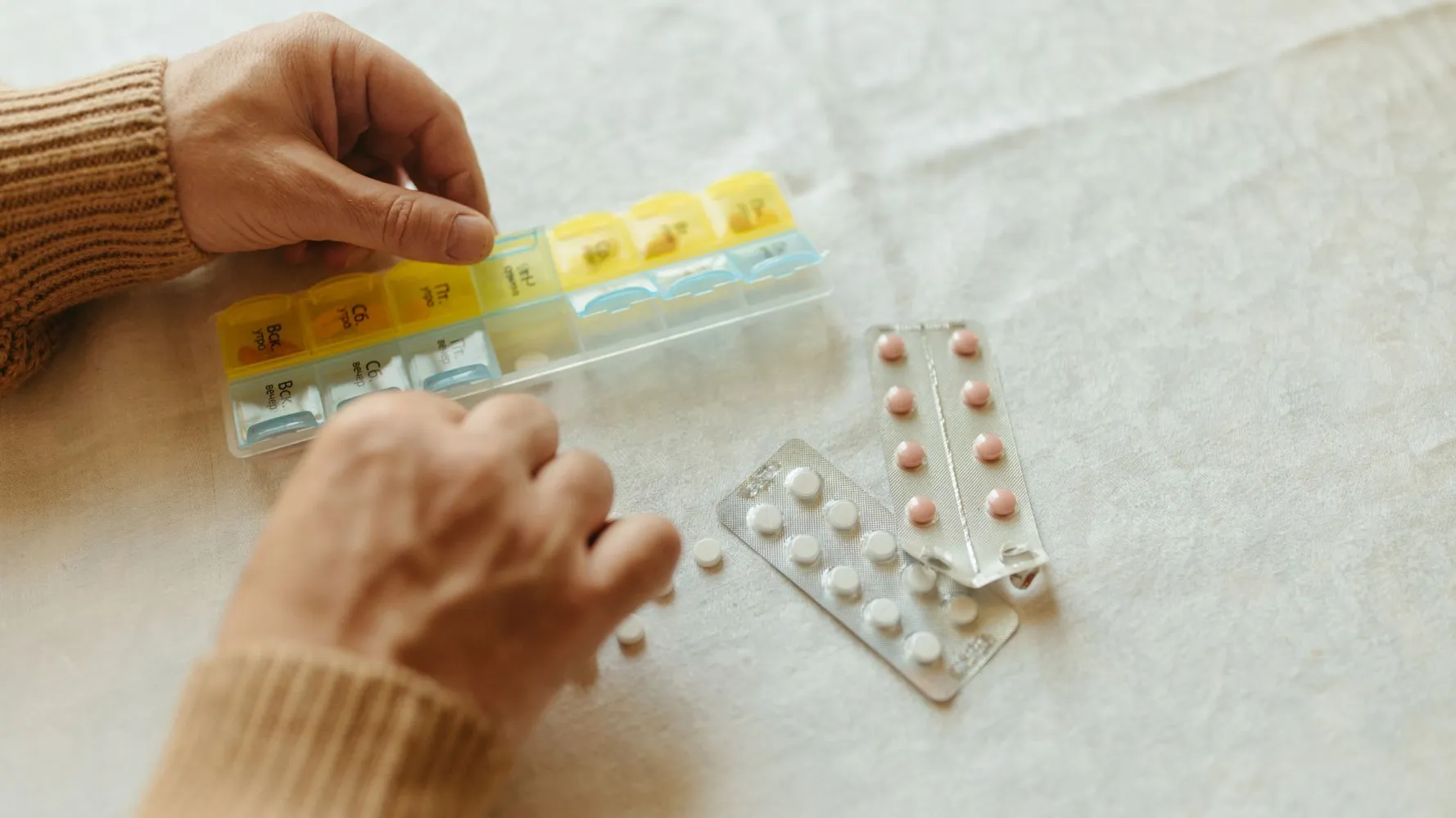 Pastilleros: el aliado que puede salvarte de un olvido… o ponerte en riesgo