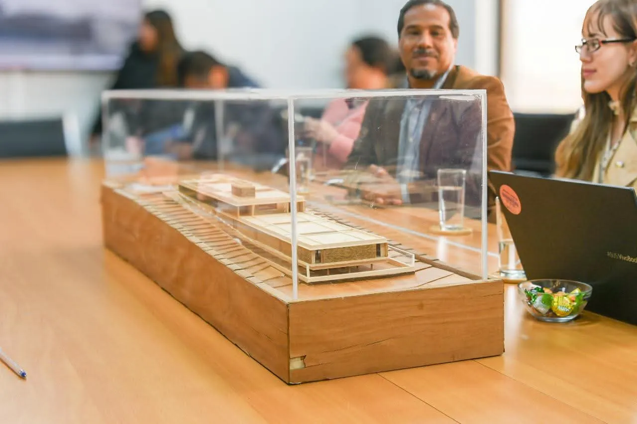 Alcalde Patricio Ferreira conoce proyecto del futuro Archivo Regional que se construirá en Alto Hospicio