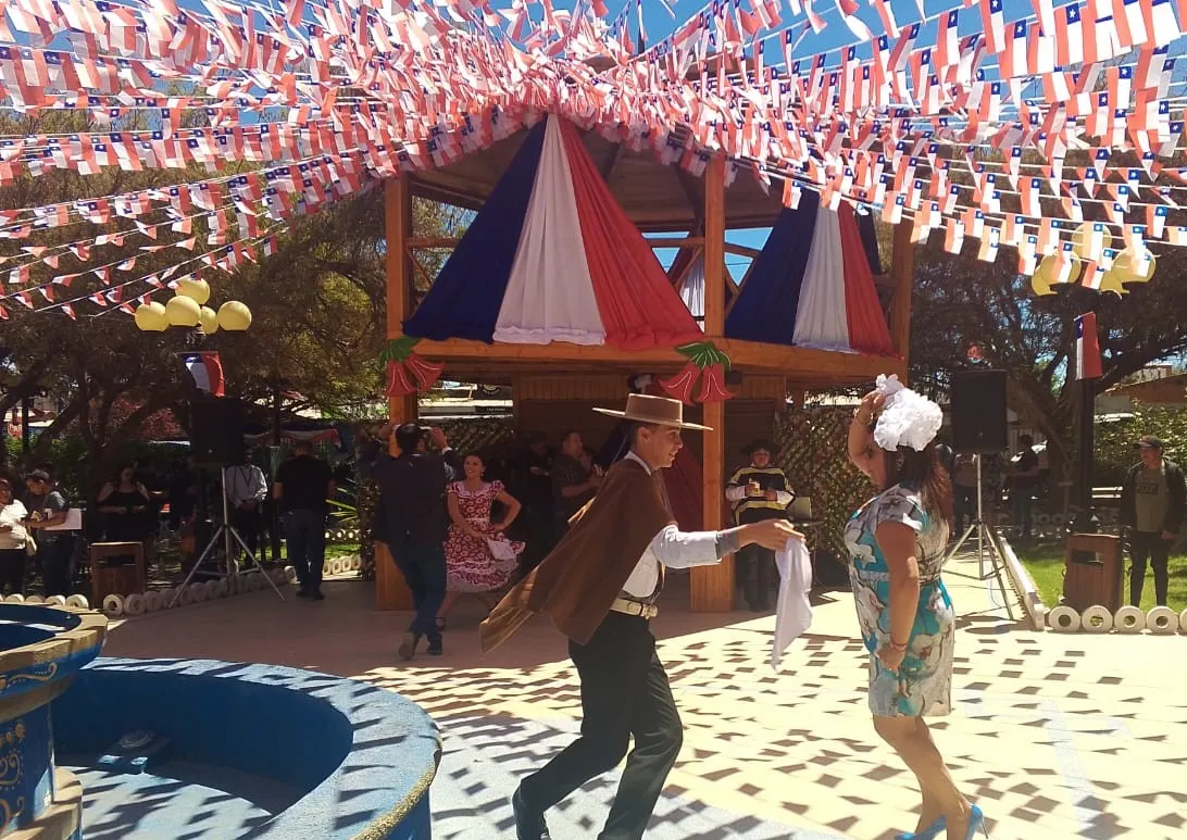 la comuna de Pica dio inicio al Mes de la Patria en la Plaza de Armas