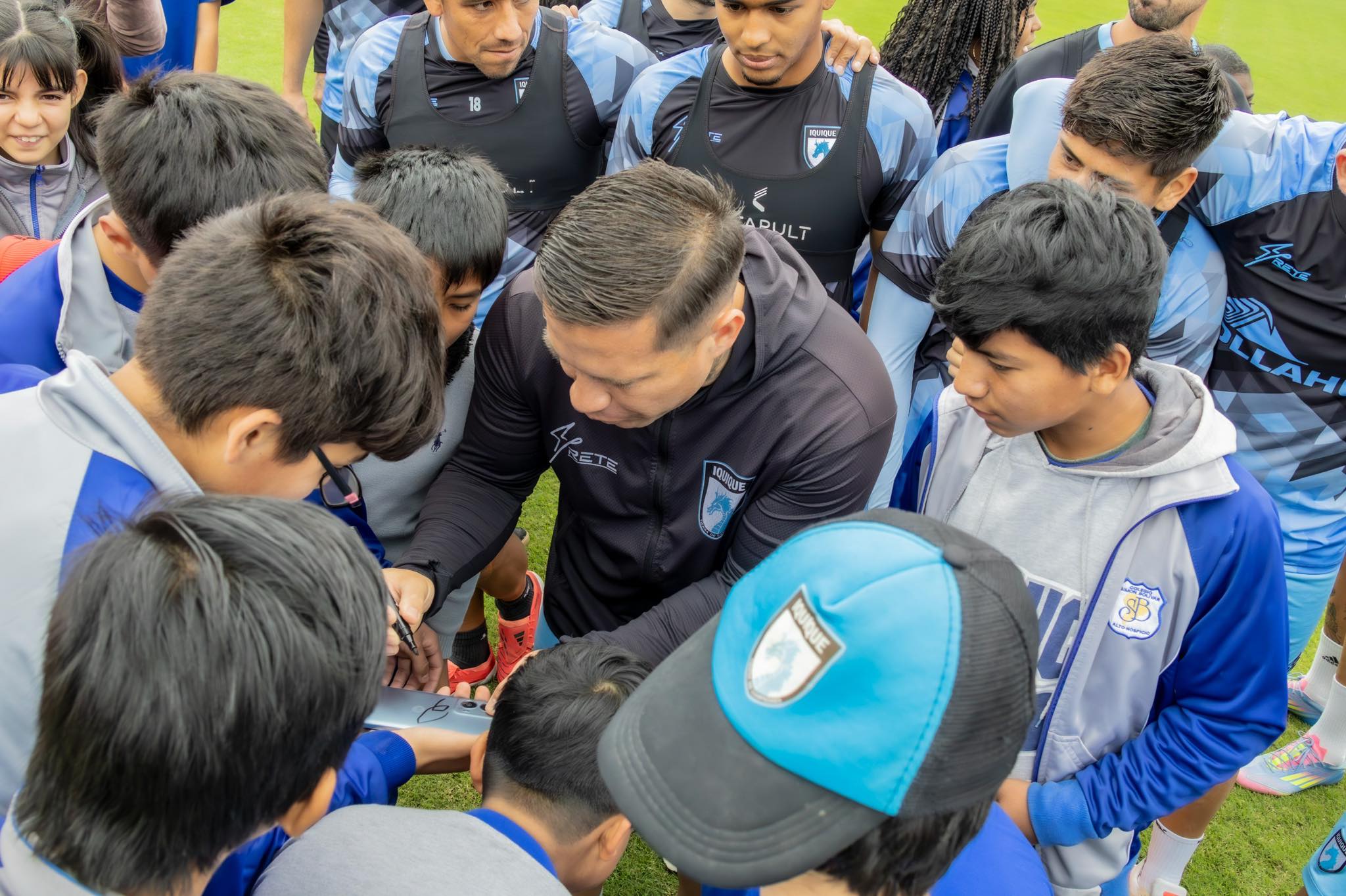 A clases con los Dragones Celestes: la Educación Pública premia la buena asistencia en Iquique