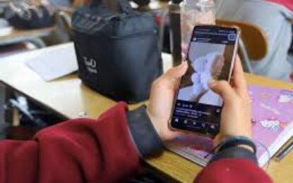 Chao a los celulares en los colegios: Experta valora la medida, pero alerta por sus excepciones