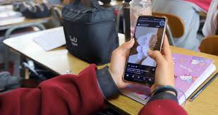 Chao a los celulares en los colegios: Experta valora la medida, pero alerta por sus excepciones