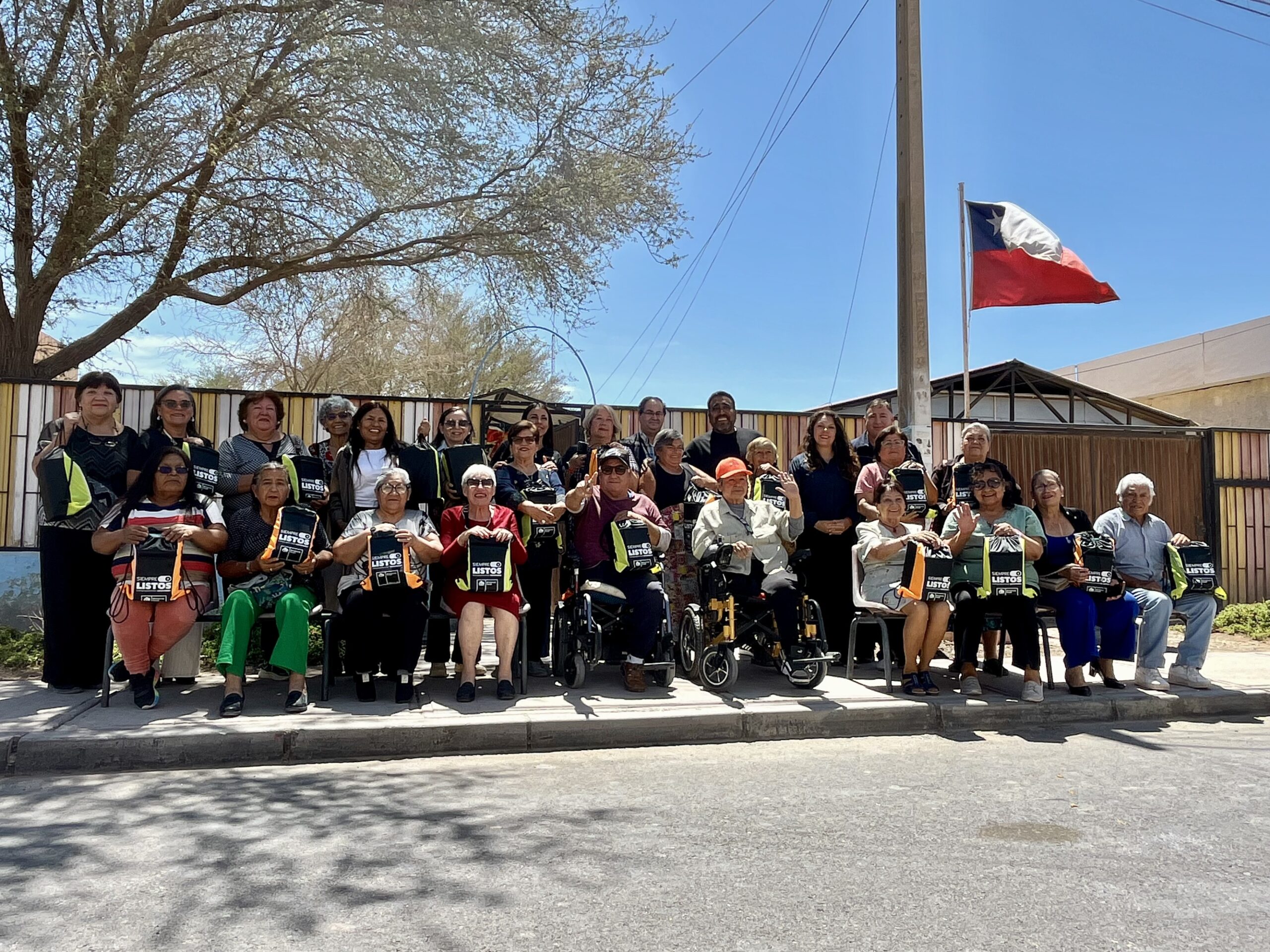 Adultos mayores de Pozo Almonte se capacitan para enfrentar emergencias con herramientas de resiliencia energética