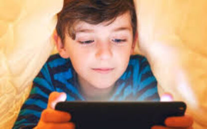 Pantallas que Deslumbran y Oscurecen: La Infancia en Tiempos de Sobreexposición Digital