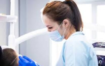 Chilena trabaja como dentista en Barcelona gracias a doble titulación internacional