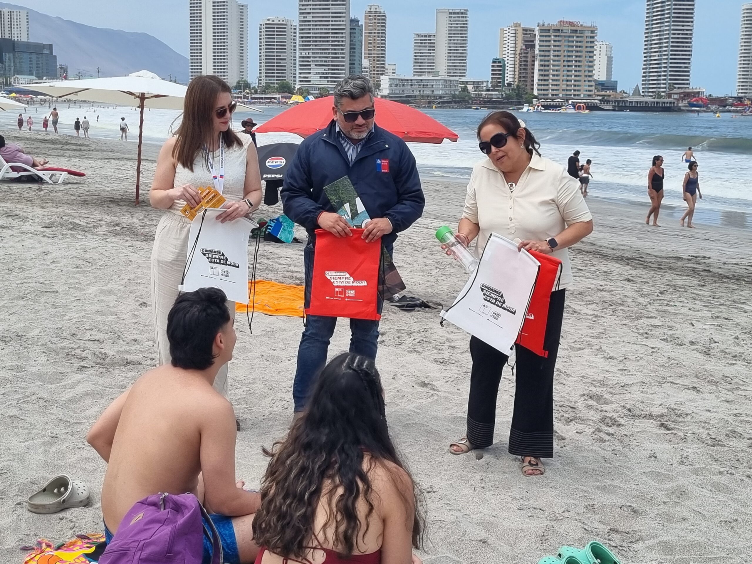 SENDA despliega campaña de verano “Cuidarse siempre está de moda” en Playa Cavancha