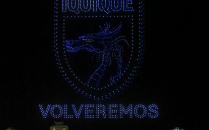 ¡¡HOLA 2026!!: SHOW DE 1.500 DRONES LLENÓ DE COLOR EL CIELO DE PLAYA CAVANCHA EN CELEBRACIÓN DE AÑO NUEVO