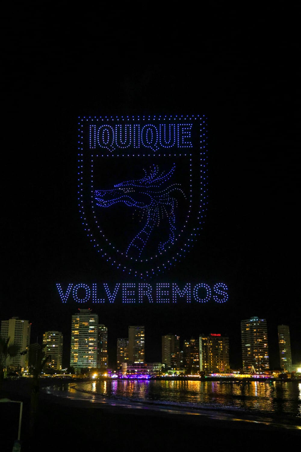 ¡¡HOLA 2026!!: SHOW DE 1.500 DRONES LLENÓ DE COLOR EL CIELO DE PLAYA CAVANCHA EN CELEBRACIÓN DE AÑO NUEVO