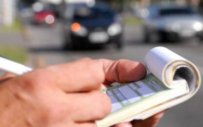 Atención micreros y automovilistas: ¿A qué multas se exponen por mojar a un peatón?