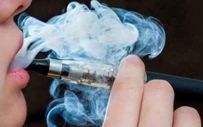 Vapeo escolar en alerta: Experta explica por qué estos dispositivos no son tan inofensivos como parecen