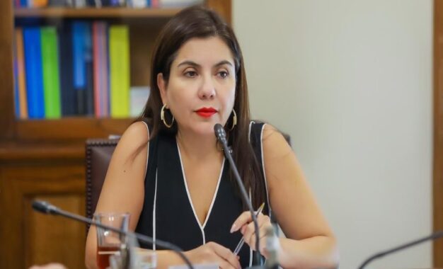 Senadora Astudillo exige explicaciones al Superintendente por retraso en el pago de la PGU